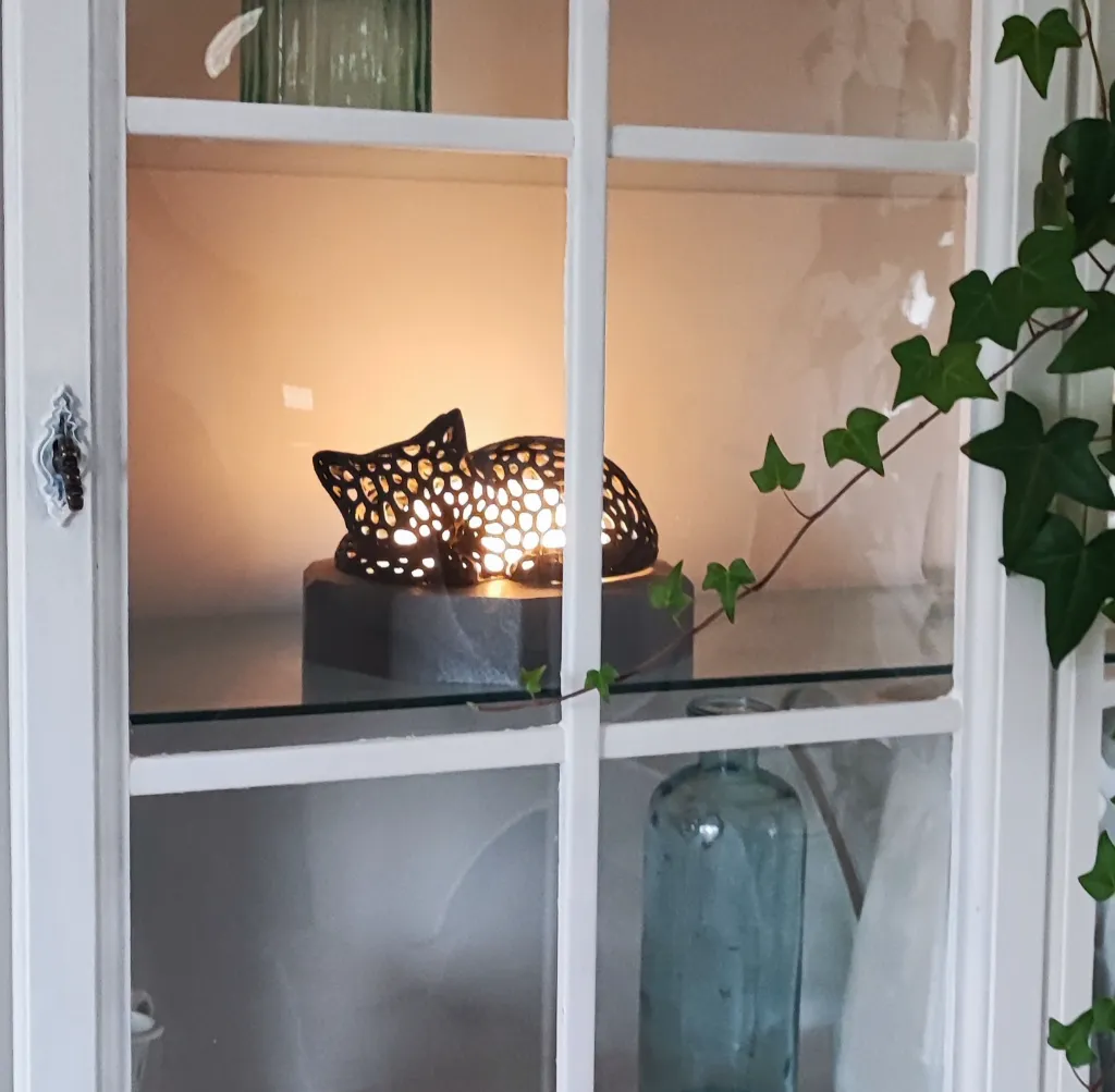 Vitrine_Katze_urne_schwarz_grau_detail.webp