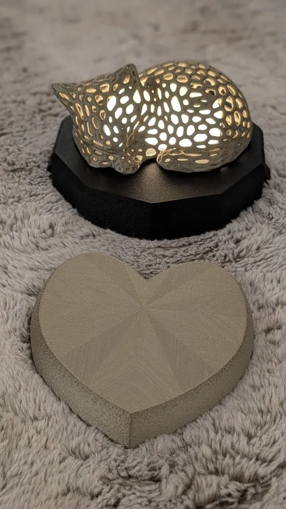 Katzenurne_amara_decagon_gold_black_02.webp